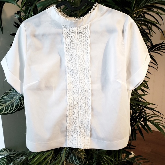 White Victorian-esque blouse with lace details - Picture 1 of 2